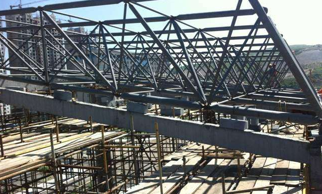 文昌简述网架公司的黑色压型钢板的吊装步履